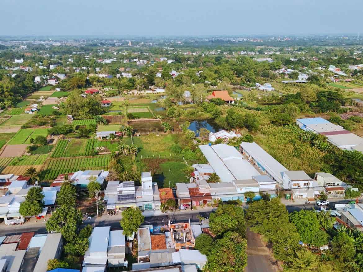 Hình ảnh mặt tiền đường Quốc lộ 91 tại Châu Đốc, nổi bật với các phòng trọ cho thuê và không gian xa.