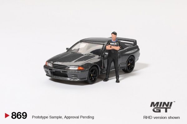 1:64 Nissan Skyline GT-R (R32) Nismo Gunmetal w/ Matsuda Figure