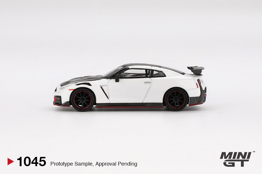 1:64 Nissan GT-R Nismo (R35) 2024 Brilliant White Pearl - obrazek 3