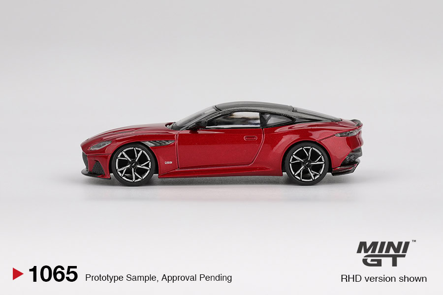 1:64 Aston Martin DBS Hyper Red - obrazek 3