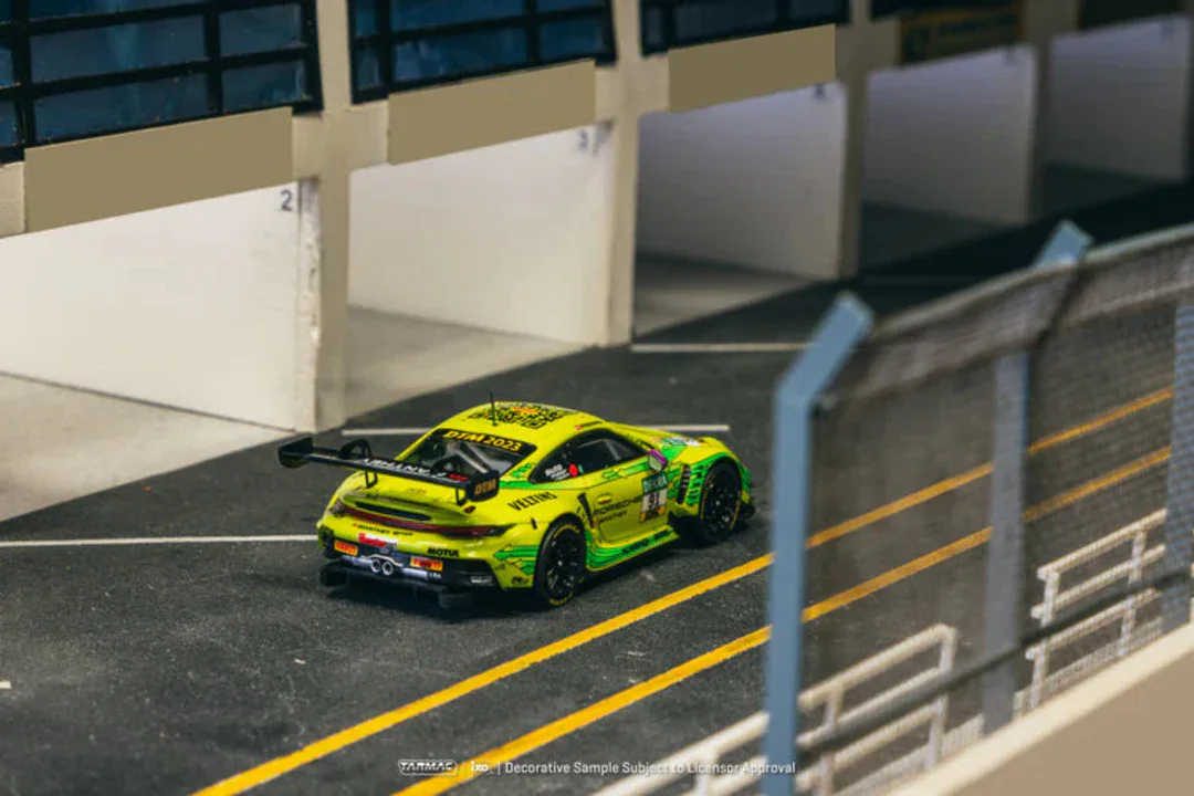 1:64 PORSCHE 911 GT3 R DTM Champion 2033 Thomas Preining - obrazek 4