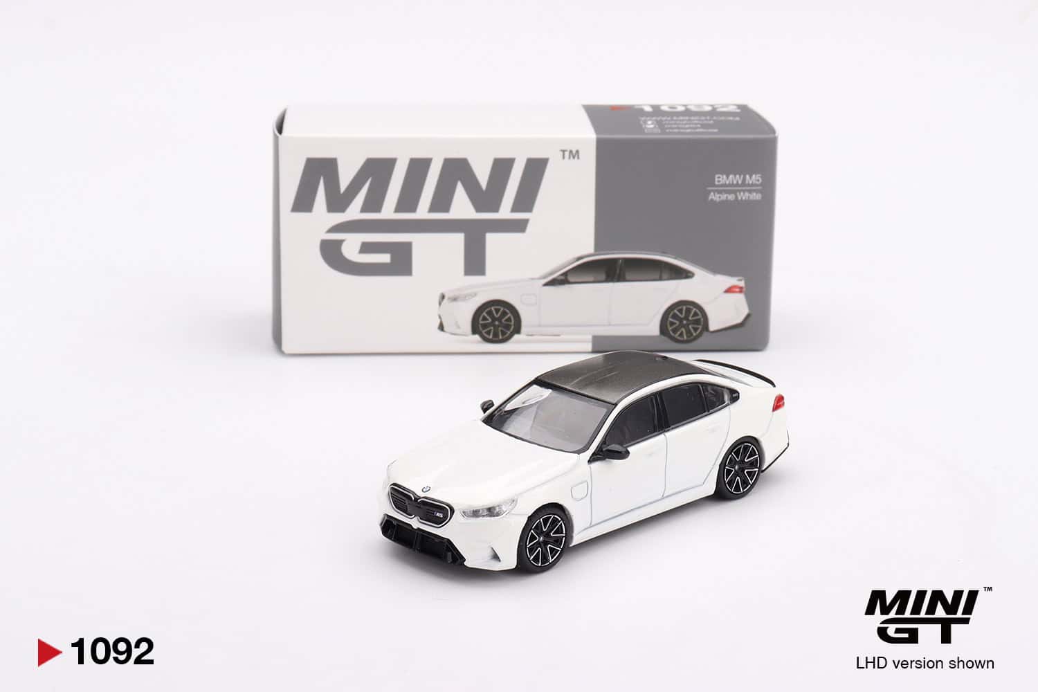 1:64 BMW M5 Alpine White - obrazek 2