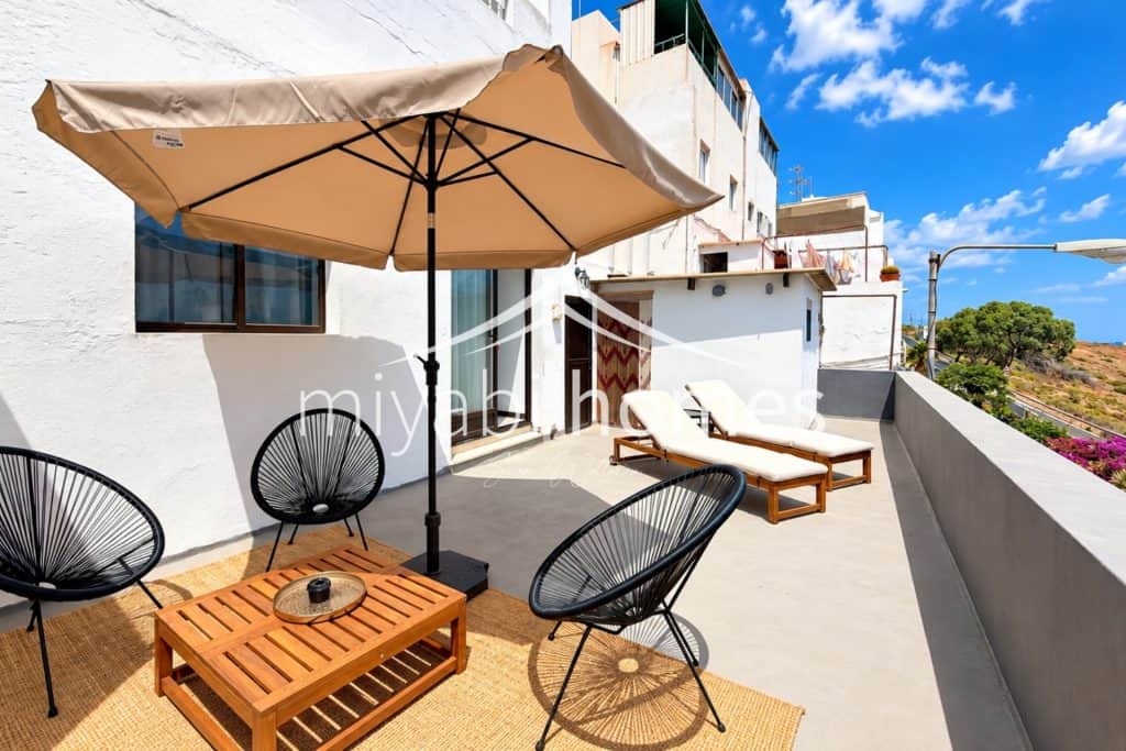 Terraza con mobiliario de exterior y vista panorámica en Gran Canaria.