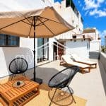 Terraza con mobiliario de exterior y vista panorámica en Gran Canaria.