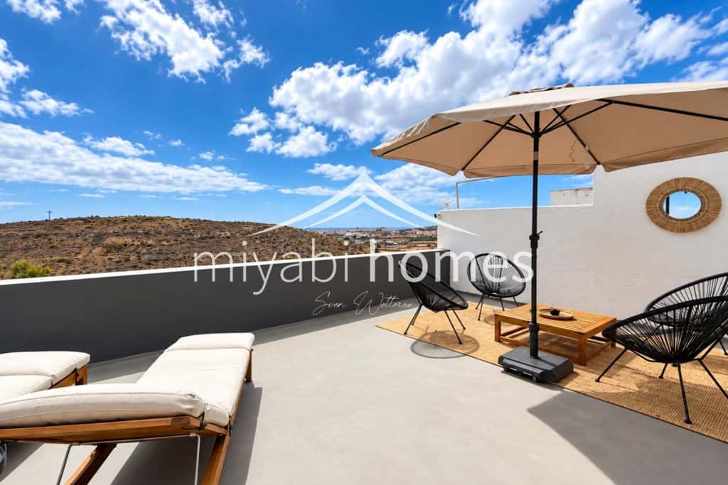 Terraza moderna con sombrilla y vistas panorámicas en Gran Canaria.