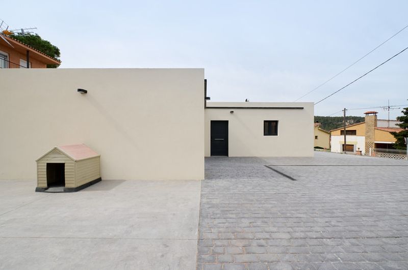 Casa moderna con caseta para perro afuera