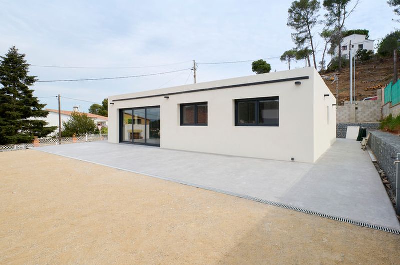Casa moderna con terraza en un terreno amplio