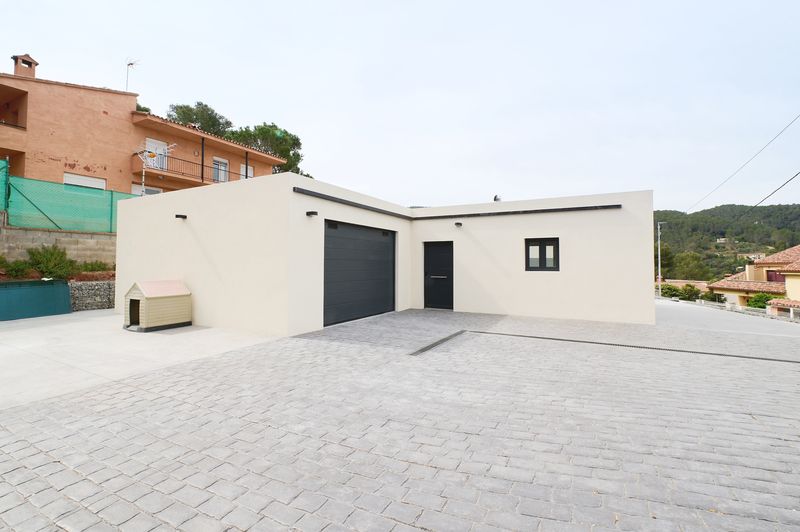Garaje moderno con entrada pavimentada