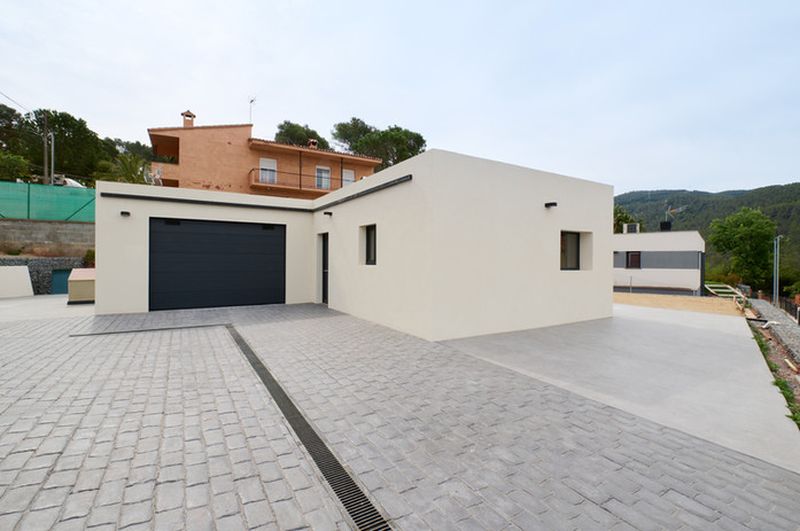 Casa moderna con garaje en zona rural