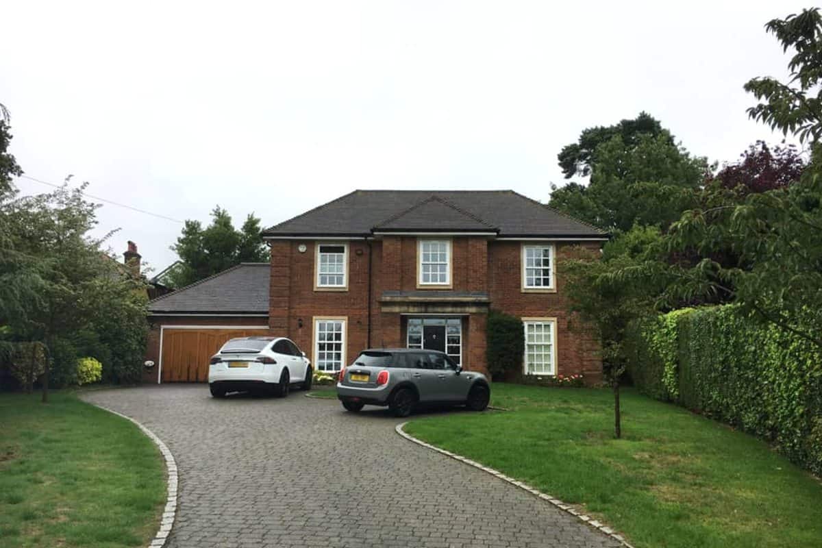 Buckinghamshire: two en-suite bedrooms with walk-in wardrobes, before