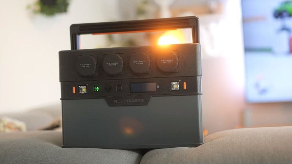 Une banque d'alimentation portable posée sur un canapé.
