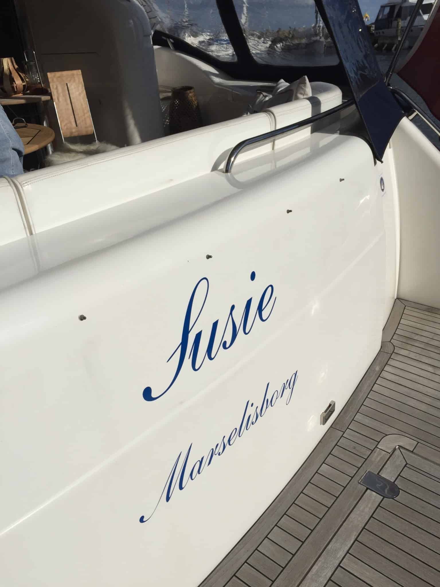 Så blev vores nye "Susie" døbt og navnet monteret og mere om dagen i dag