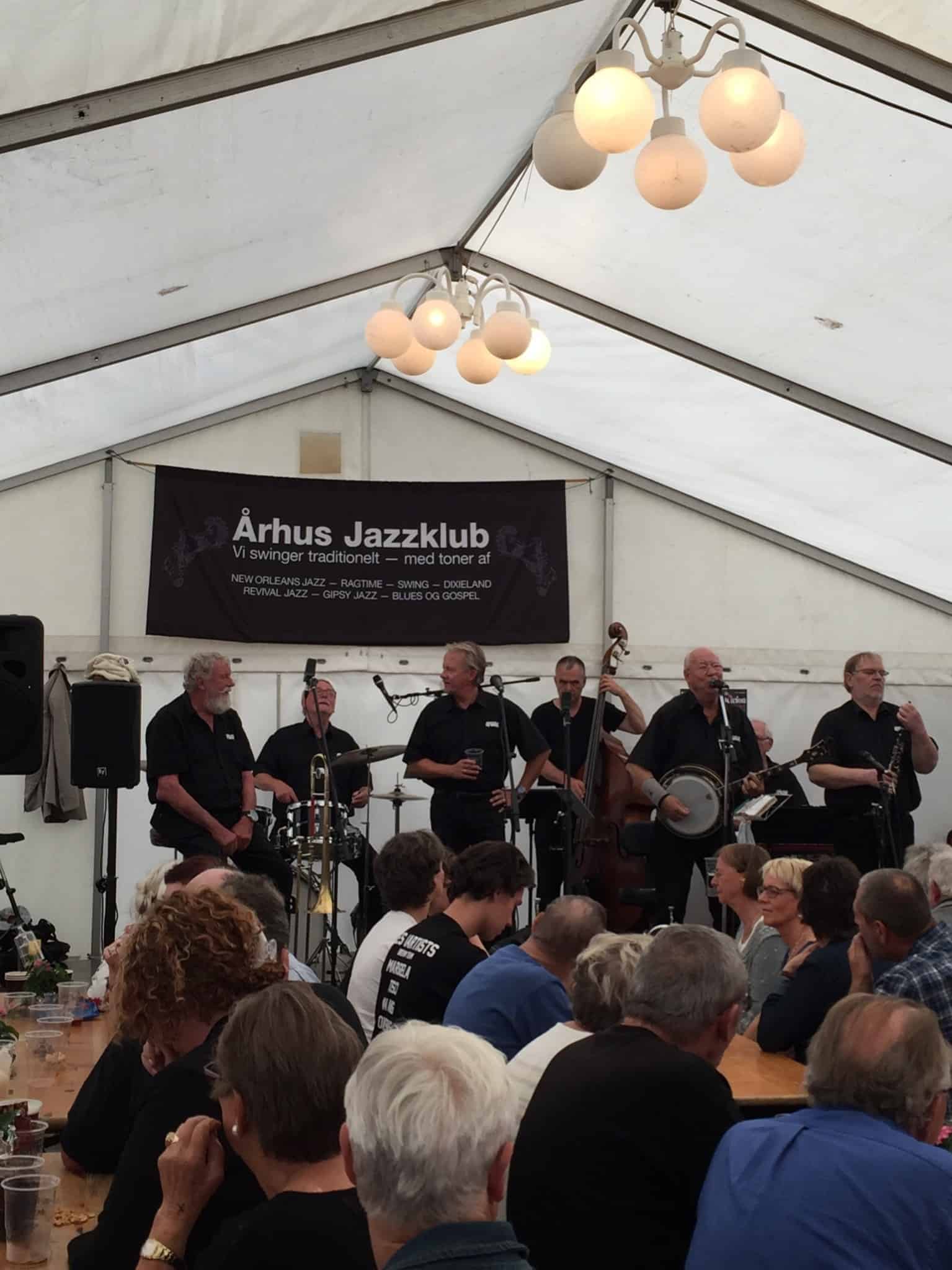 På jazz-tur i Smilets by og Skibshundens første live koncert