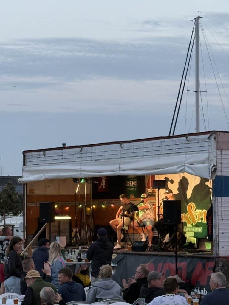 Mormormedstiletter, hyggelig koncert på festival med folk, festlig stemning.