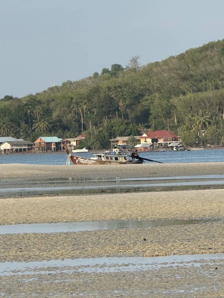 Longtail boat venter på os på Koh Yao Yai
