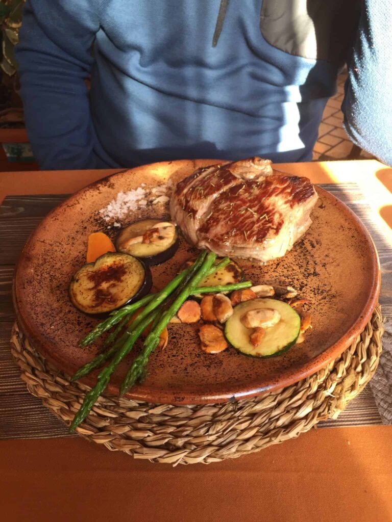 M E G E T spændende frokost i dag og en lækker fyr under en palme!
