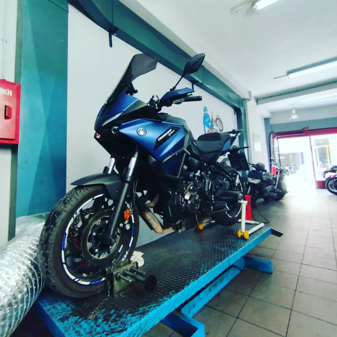 Μοτοσυκλέτα Yamaha πάνω στο αναβατόριο του Motodromio