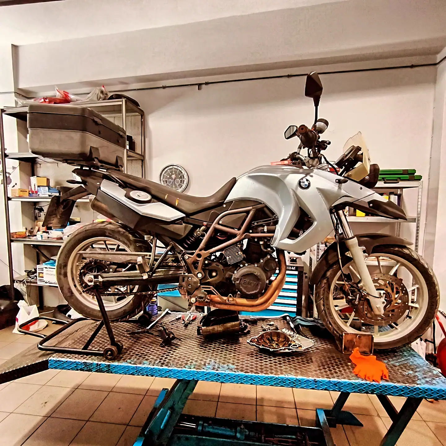 Μοτοσυκλέτα BMW πάνω στο αναβατόριο του συνεργείου Motodromio