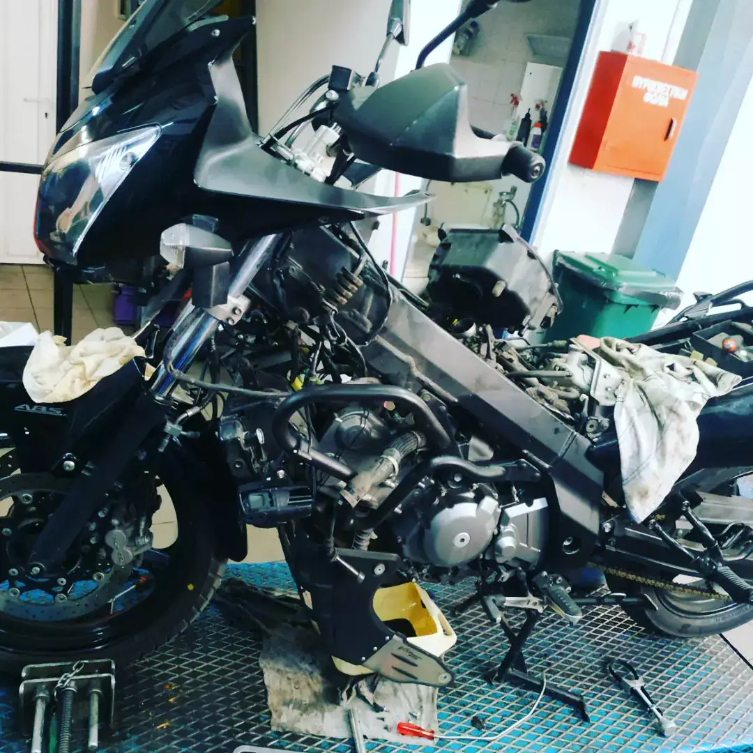 Suzuki V-Strom 600cc στο συνεργείο Motodromio