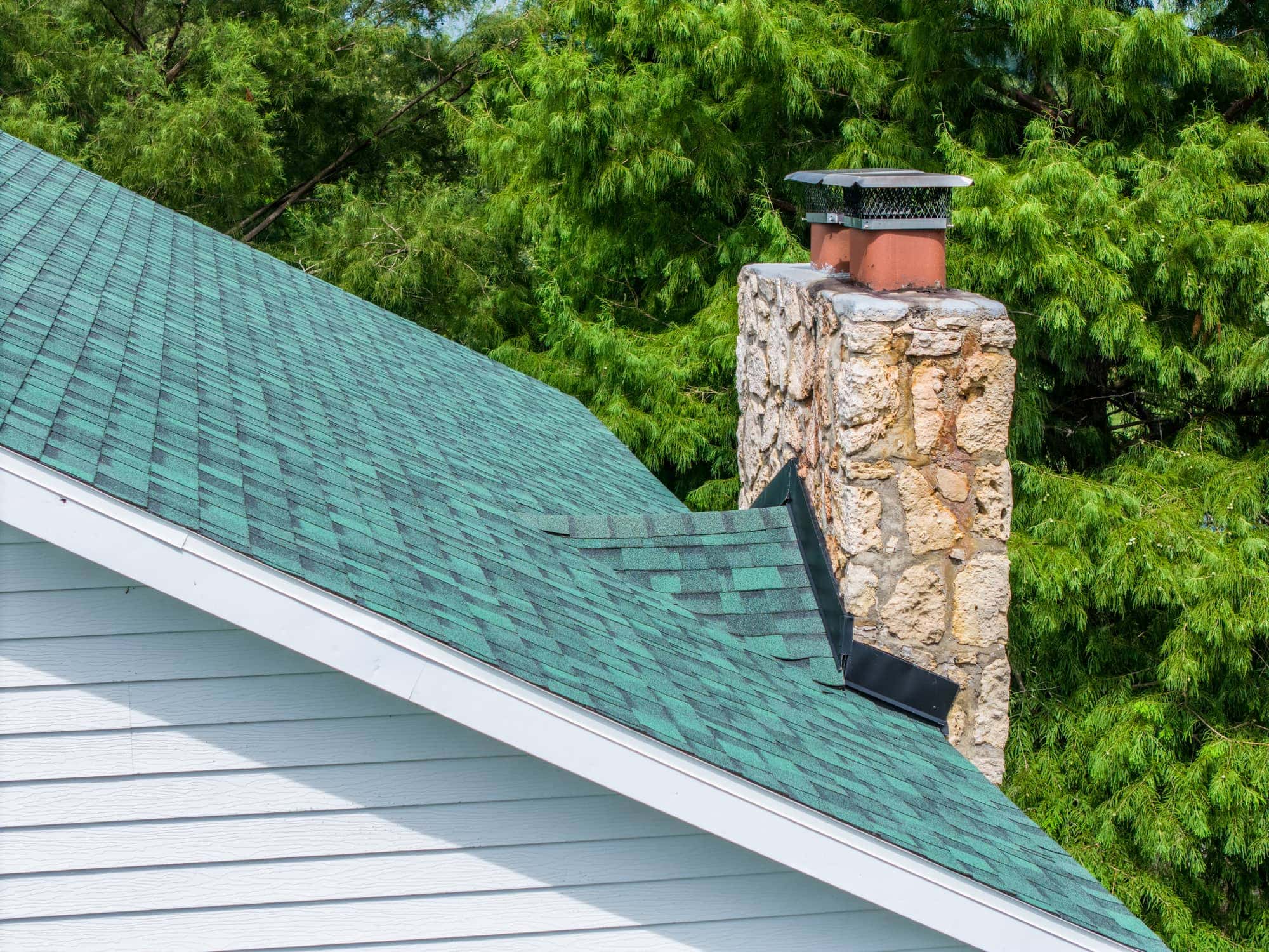 New green asphalt shingle roof on residential home in Dixon, MO.