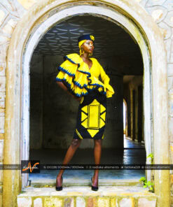 Ensemble Cache cœur en tissu batik couleur jaune, brodé, et jupe en tissu brocarde avec broderies, chapeau brodé et foulard assortis