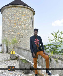 Ensemble 3 pièces homme: ensemble tunique batik rouge brique /noir, brodée, et veste longue en pagne tissé kenté noir, brodée. Chapeau brodé assorti
