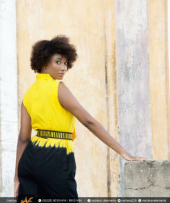 Robe batik jaune noire brodée, col cravate, avec ceinture brodée.