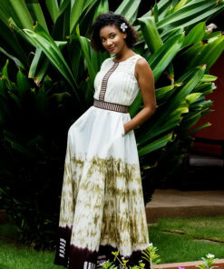 Robe longue brodée "Machami séwloué", tissu batik tons beige kaki marron, ceinture brodée assortie.