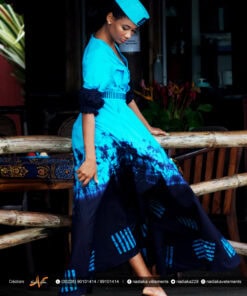 Robe longue brodée "Adétèdou séwloué", tissu batik tons bleu turquoise et bleu marine, ceinture brodée assortie et chapeau brodé assorti.