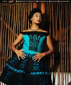 Robe courte brodée "Déla klém", tissu batik tons vert emeraude et noir, ceinture brodée assortie.