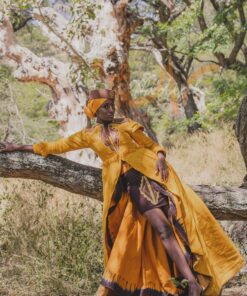 Robe longue brodée à traîne, en pagne tissé couleur moutarde à brillantine or. Jupe en tissu batik marron Foulard et chapeau brodé assortis.