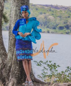 Ensemble tailleur jupe pagne tissé bleu(à brillantine or), brodée + haut en tissu coton batik couleur bleue turquoise et bleue. Avec Foulard et Chapeau brodé assortis.