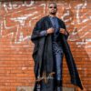 Ensemble 3 pieces: ensemble tunique batik gris noir blanc, et super cape agbada en kenté noir, broderie argentée au dos.