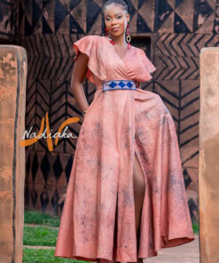 Longue robe croisée teinture à jets de couleur nude avec ceinture brodé
