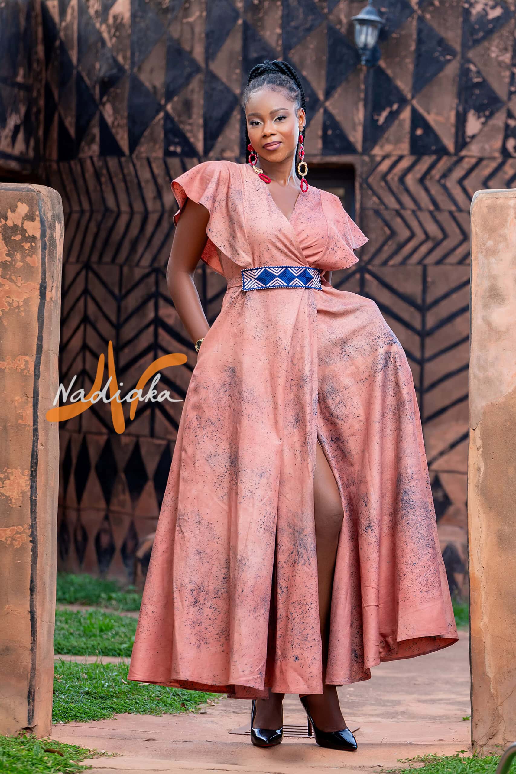 Longue robe croisée teinture à jets de couleur nude avec ceinture brodé