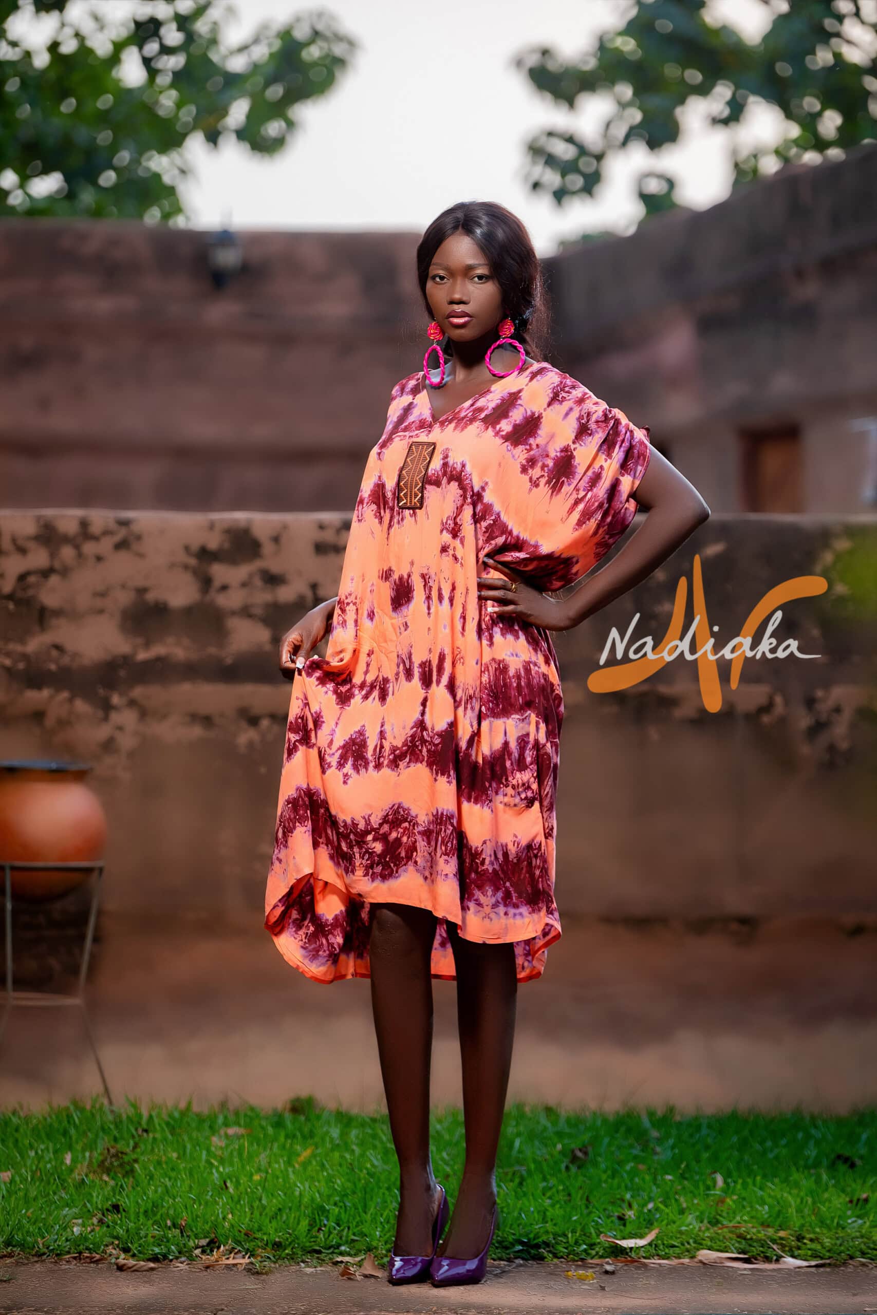 Boubou long brodé en tissu voile de coton teinture orange violet
