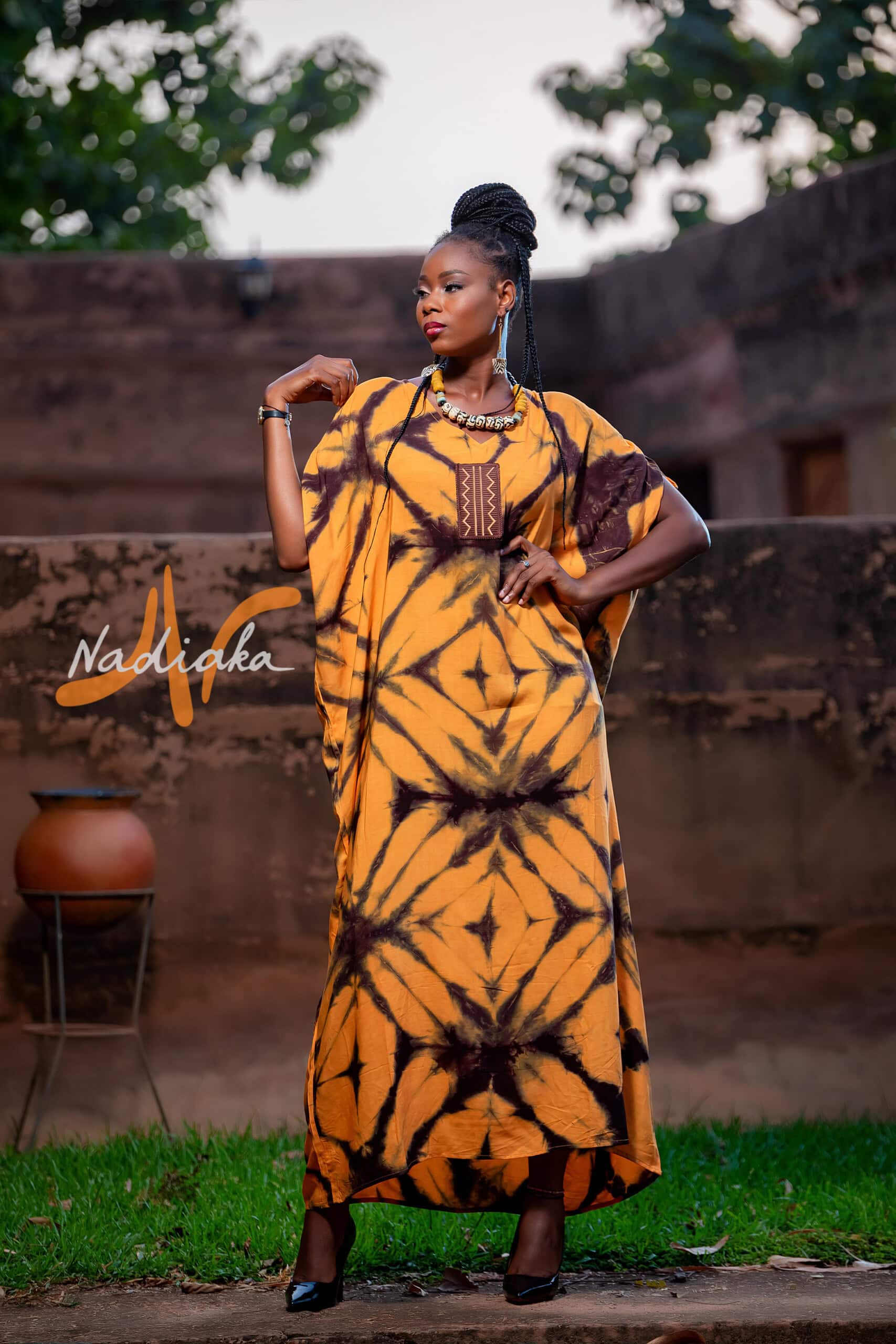 Boubou long brodé en tissu voile de coton teint jaune moutarde