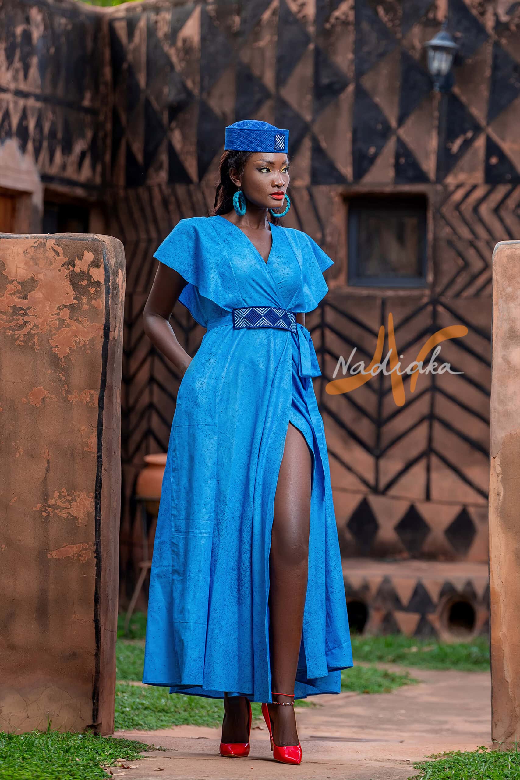 Longue robe croisée teinture à jets de couleur bleue avec ceinture brodé