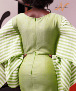 Robe courte brodée en lin avec des manches longues asymétriques en lin à rayures. Couleur verte