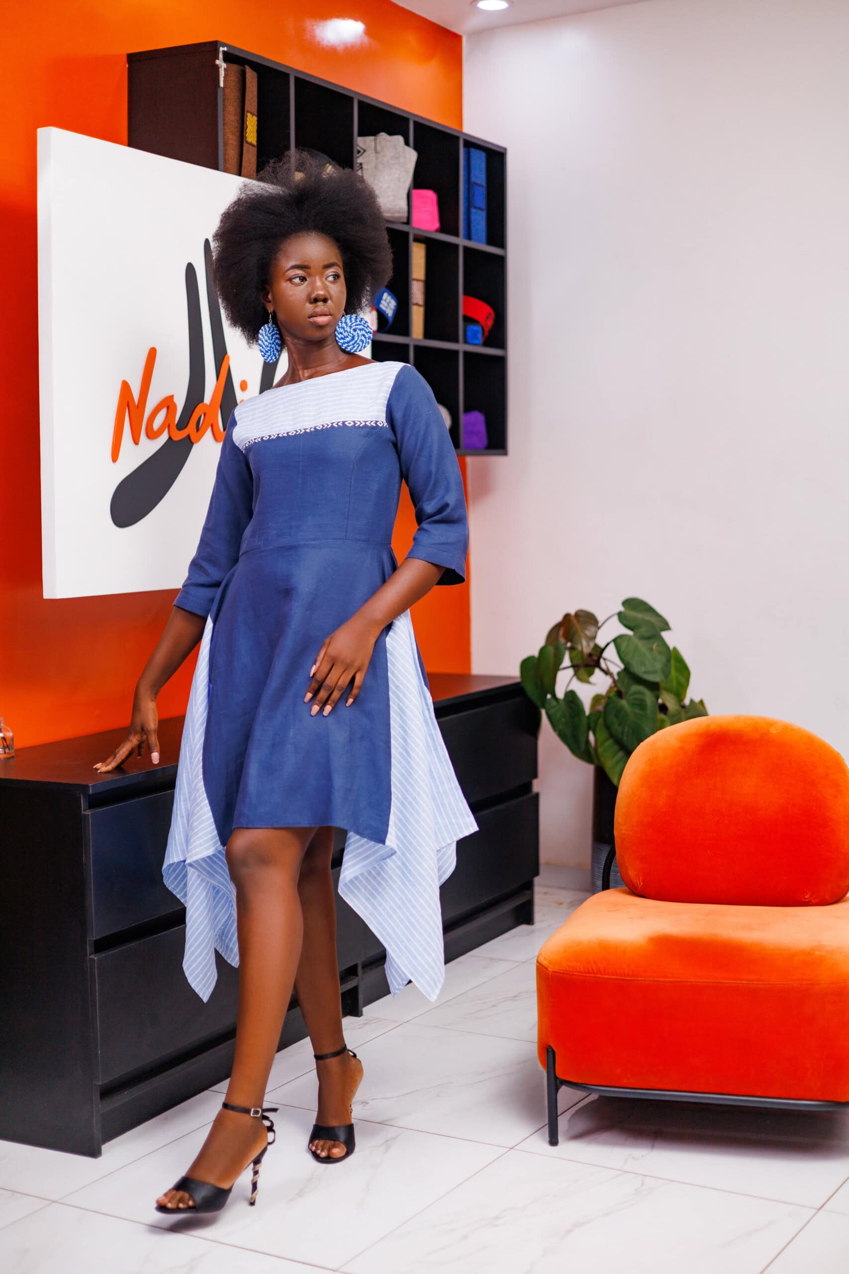 Robe asymétrique brodée en lin avec des manches 3/4 de couleur bleue