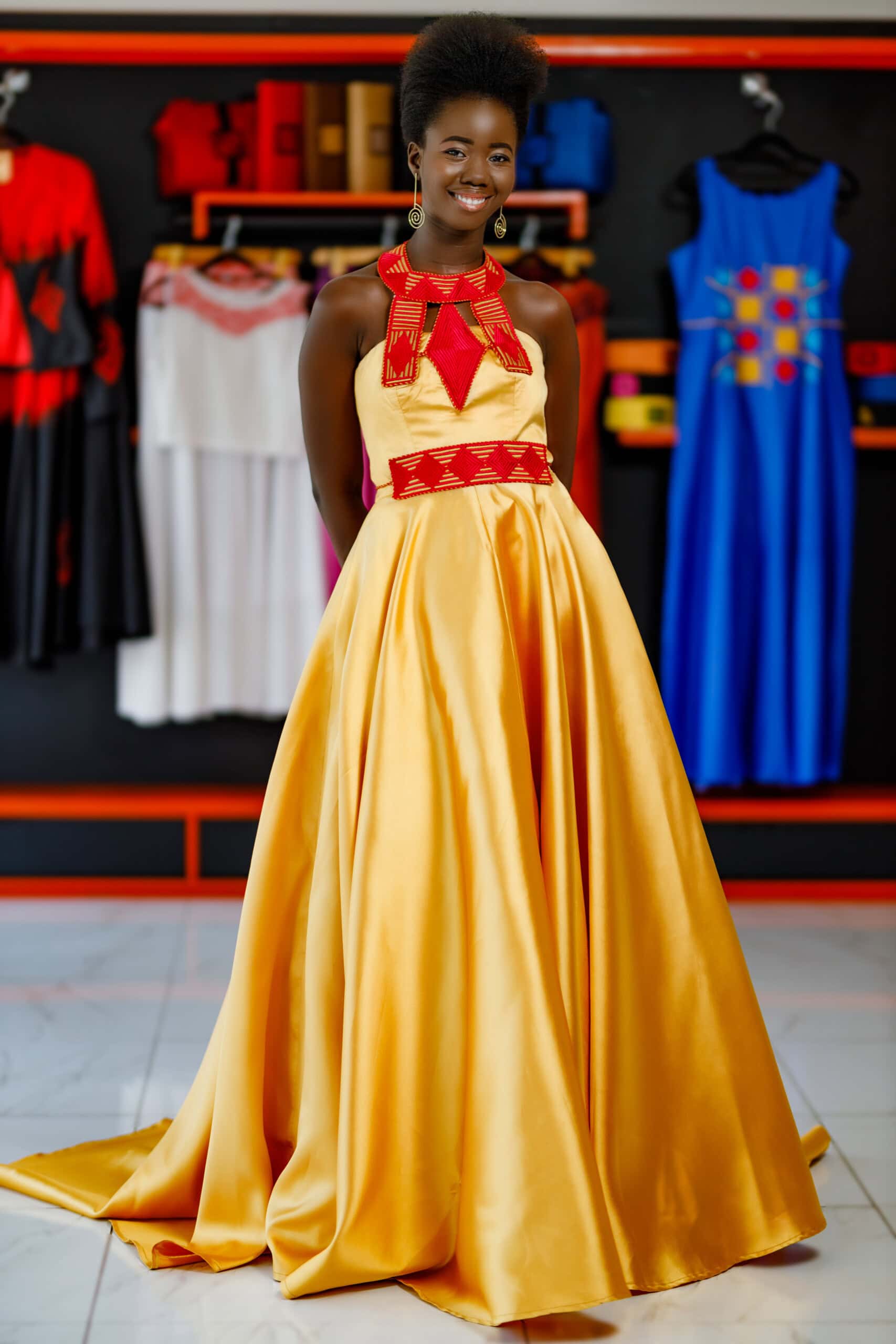 Robe de soirée longue ovale brodée, avec ceinture brodée assortie, tissu Tafettas lustré jaune moutarde, Dos à lacets