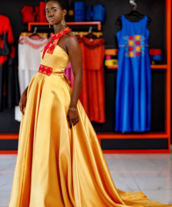 Robe de soirée longue ovale brodée, avec ceinture brodée assortie, tissu Tafettas lustré jaune moutarde, Dos à lacets