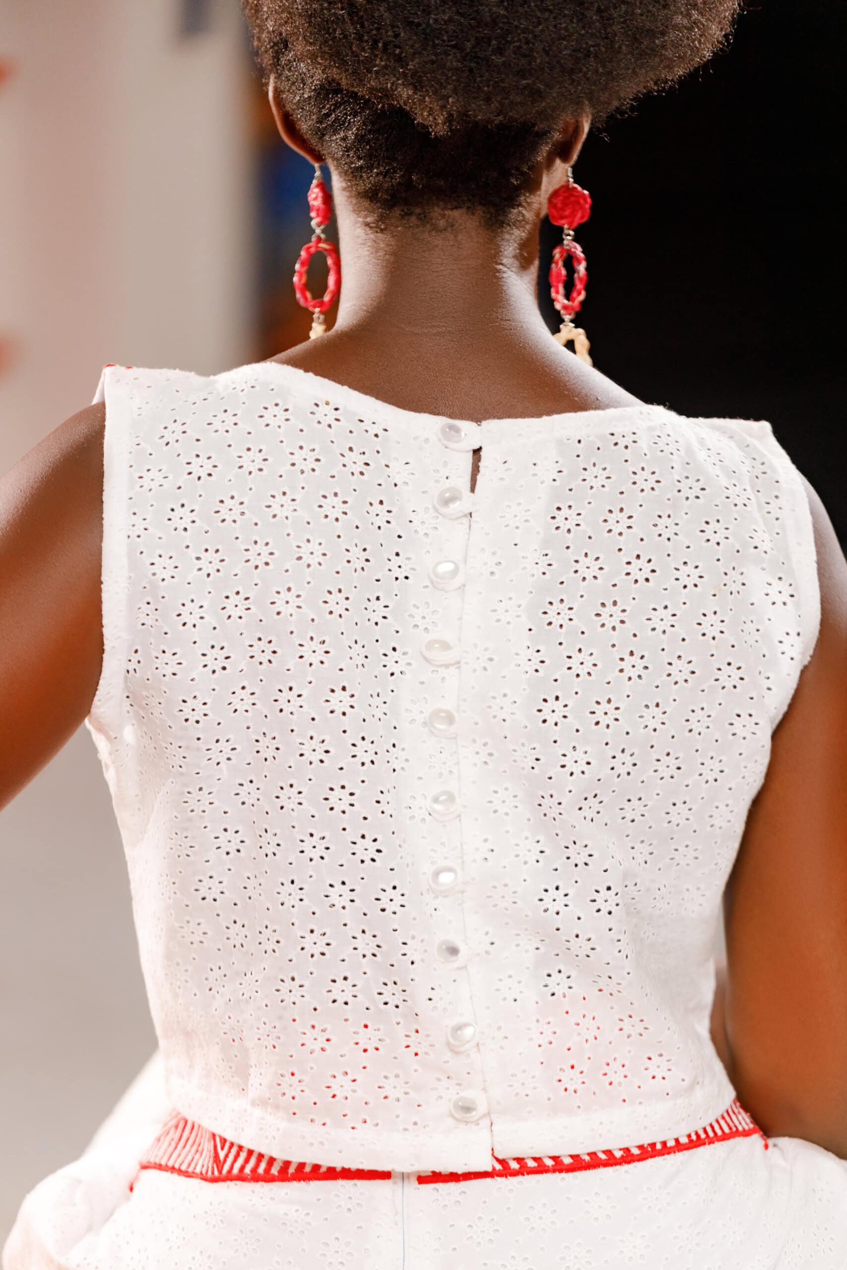 Ensemble top brodé et jupe taille haute brodée en tissu dentelle blanche