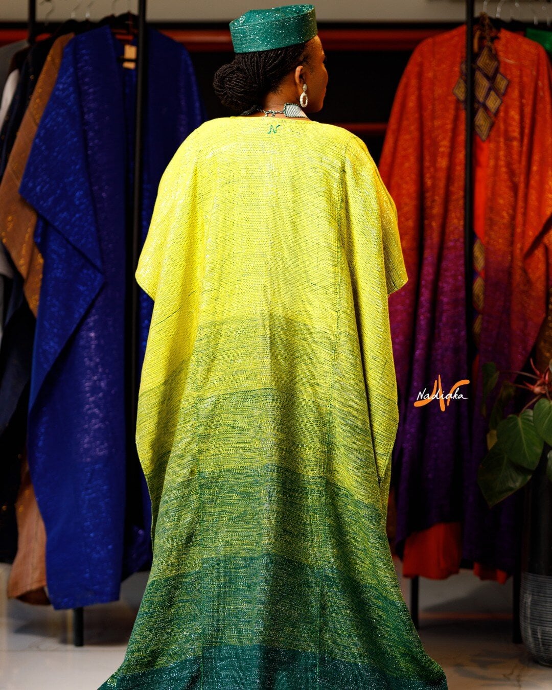 Robe longue de soirée avec cape Agbara – Image 4