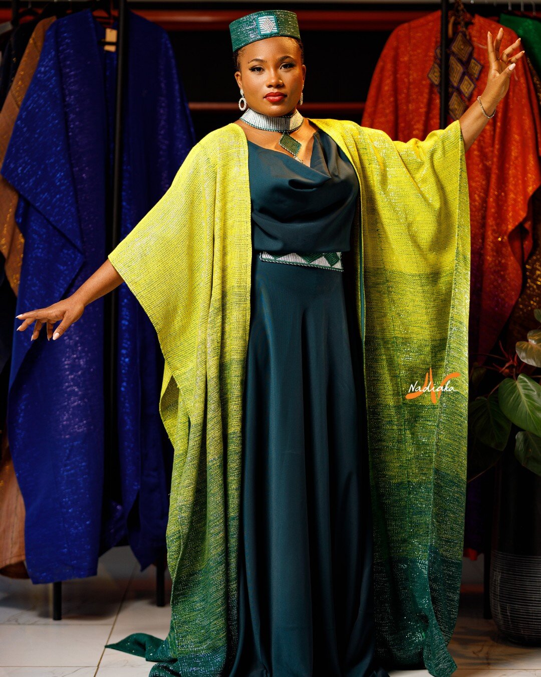 Robe longue de soirée avec cape Agbara – Image 3