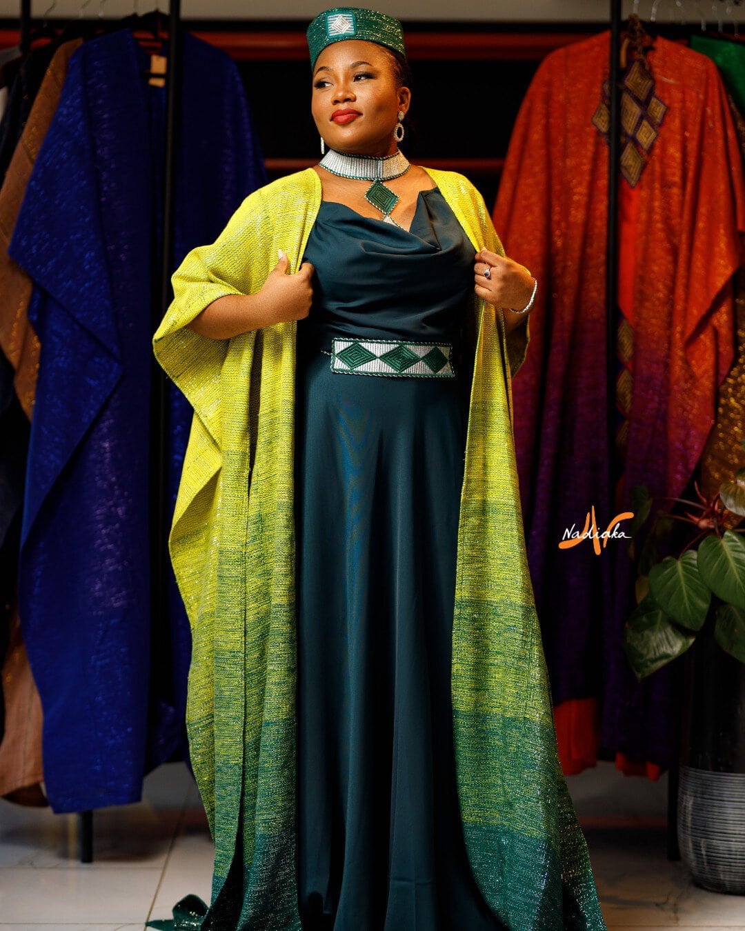 Robe longue de soirée avec cape Agbara – Image 2