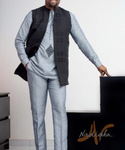 Ensemble tunique manches longues et pantalon en lin de couleur grise ave gilet en tissu Kente noir