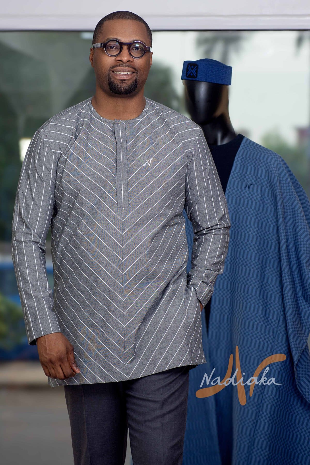 Ensemble tunique manches longues et pantalon en lin de couleur grise