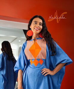 Long boubou brodé teinture à jet de couleur bleue