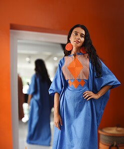Long boubou brodé teinture à jet de couleur bleue